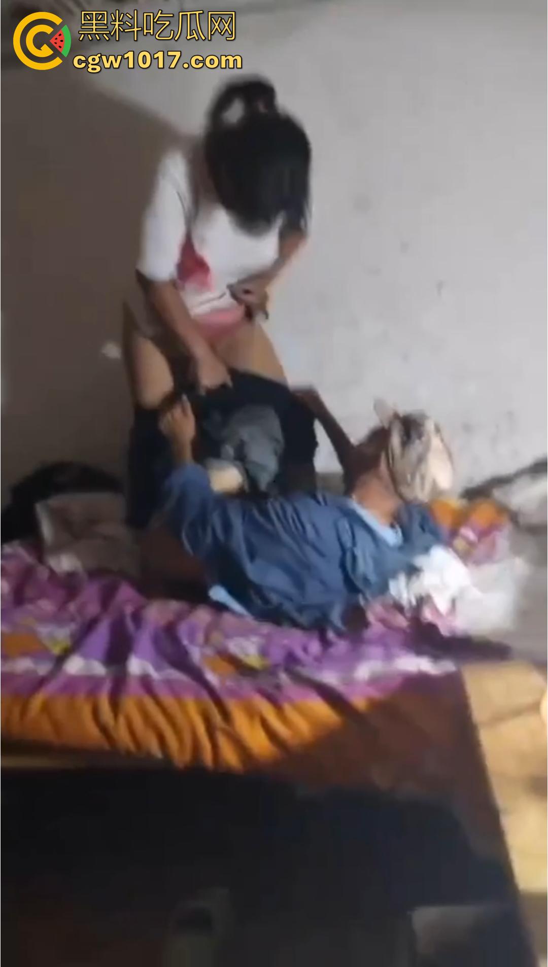 三十如狼四十如虎！一群饥渴熟女当场扒光男人裤子，疯抢着坐上去榨精！-8