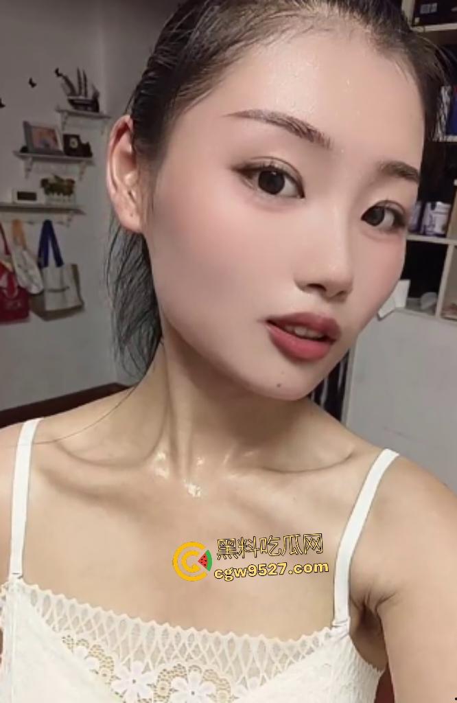 内蒙老公献妻给单男,还从门后偷拍单男舔老婆的逼,传教士教老婆上体育课,可惜鸡巴有些短,遗憾了!-1