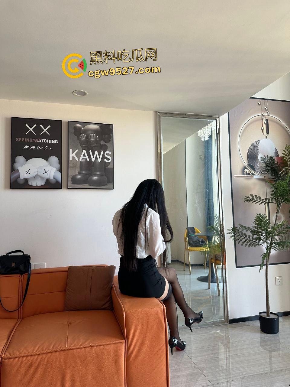 内蒙老公献妻给单男,还从门后偷拍单男舔老婆的逼,传教士教老婆上体育课,可惜鸡巴有些短,遗憾了!-3