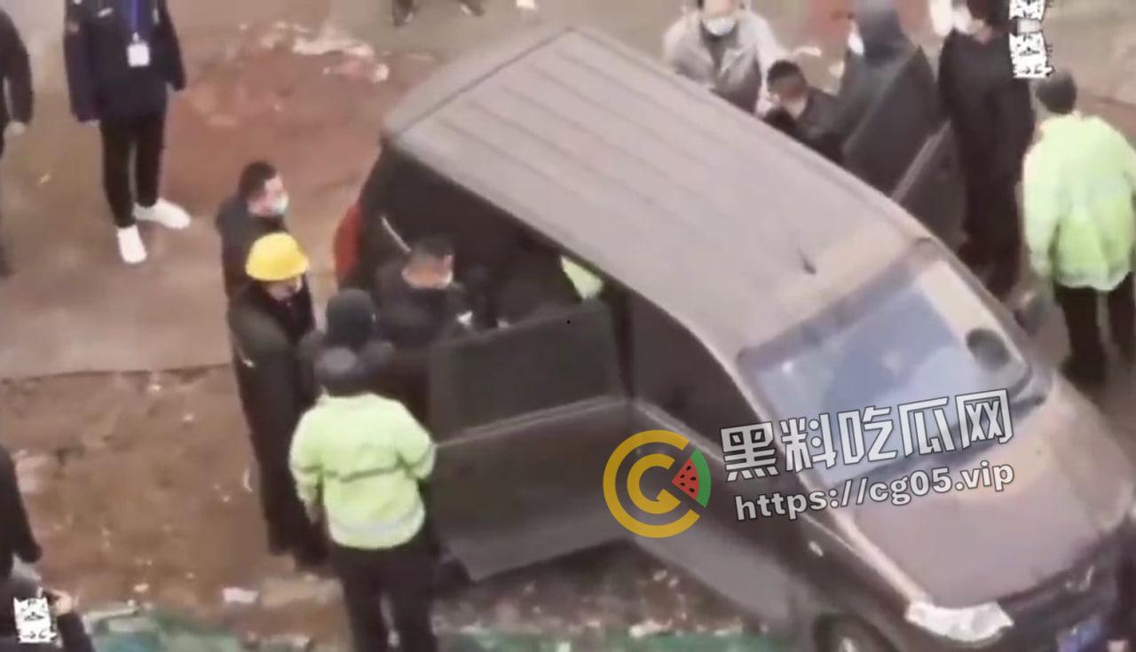 西安经济开发区岗家寨欺骗居民离开后强拆 有人阻拦将其殴打致死 救护车在旁但不进行施救 现场视频曝光-3