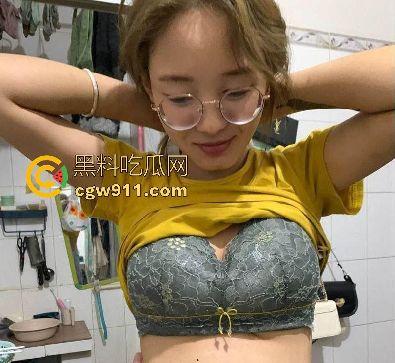 不是哥们你很难想象,这么瘦小的身材下竟然藏着这么丰满的巨乳,再搭配上她斯文的脸庞,很难想象如此反差!-3