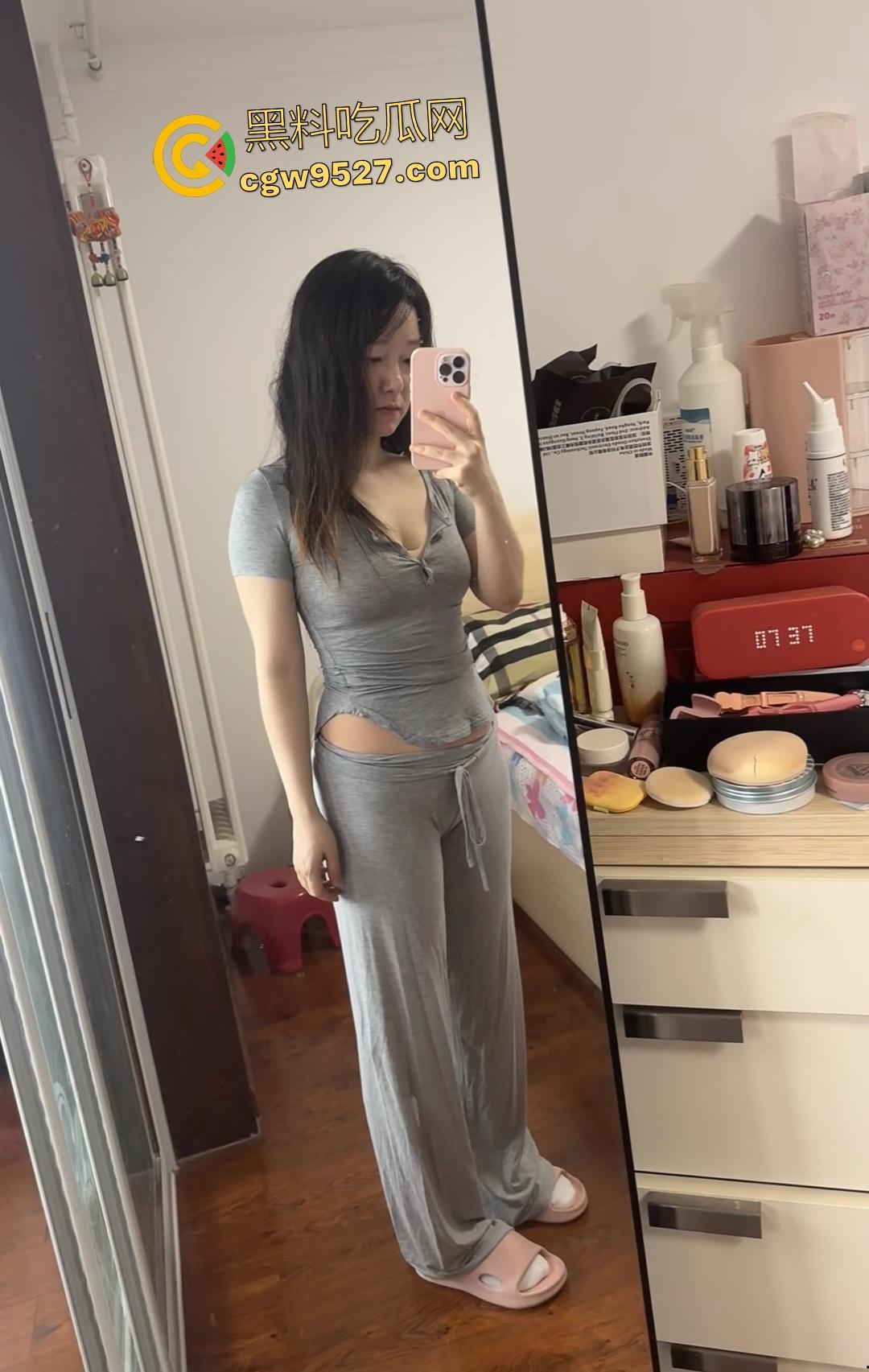 租房第一天姐姐蒙脸变母猪,弟弟狂操肥臀巨乳,蒙上脸了也挡不住姐姐的全身骚气!-1