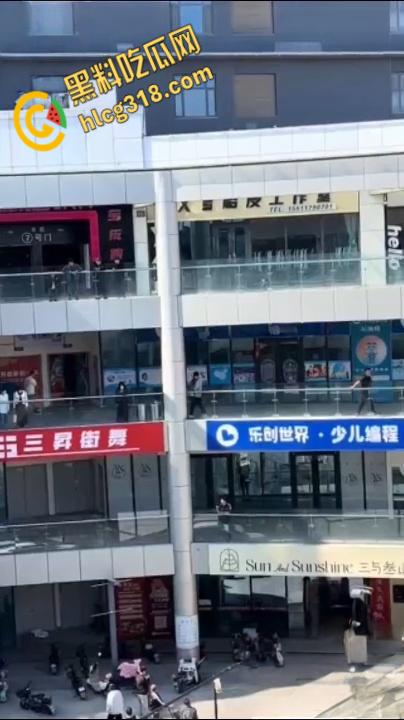 河北黄骅金宝撒钱事件,有钱人真是壕啊,楼下大把的人在那捡钱这种好事,我为什么遇不到 ?-1