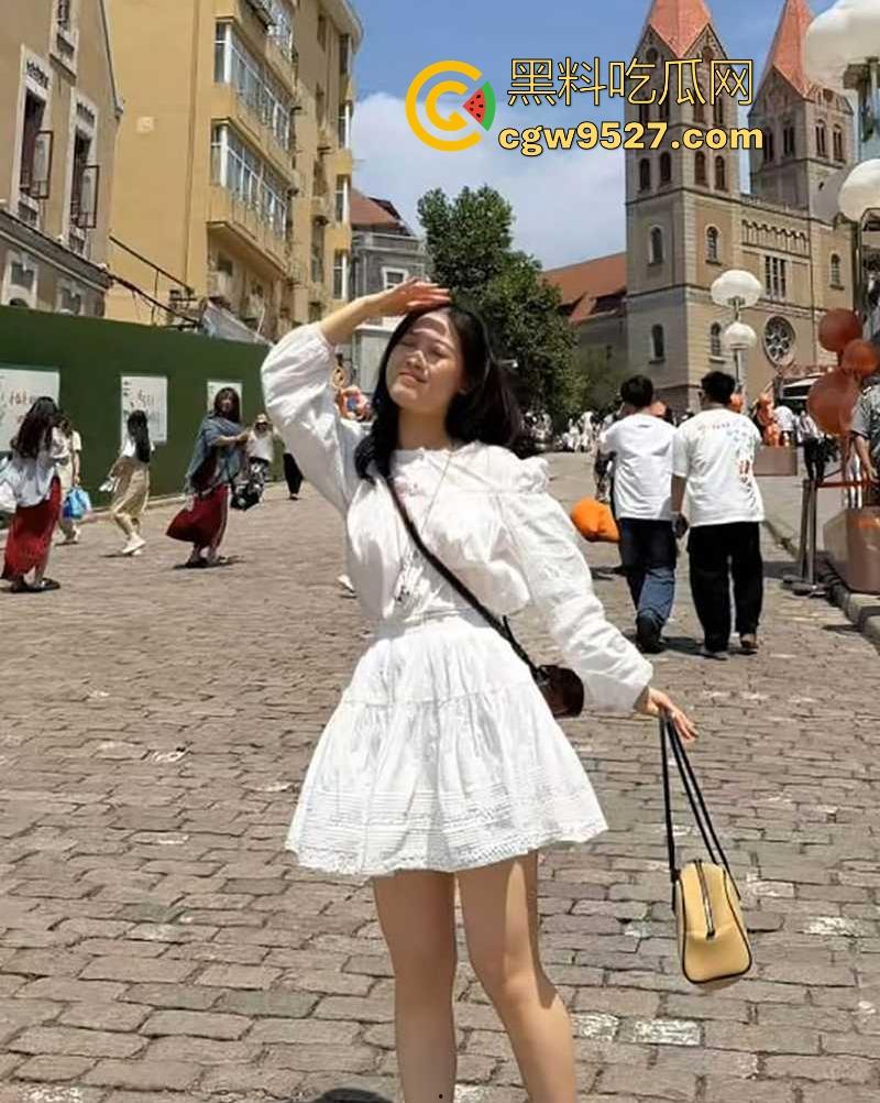 极品情侣泄密!清纯少女【杨淑珍】遇人不淑,性爱视频被前男友流出,极品身材一览无遗,性瘾超大超级反差!-2