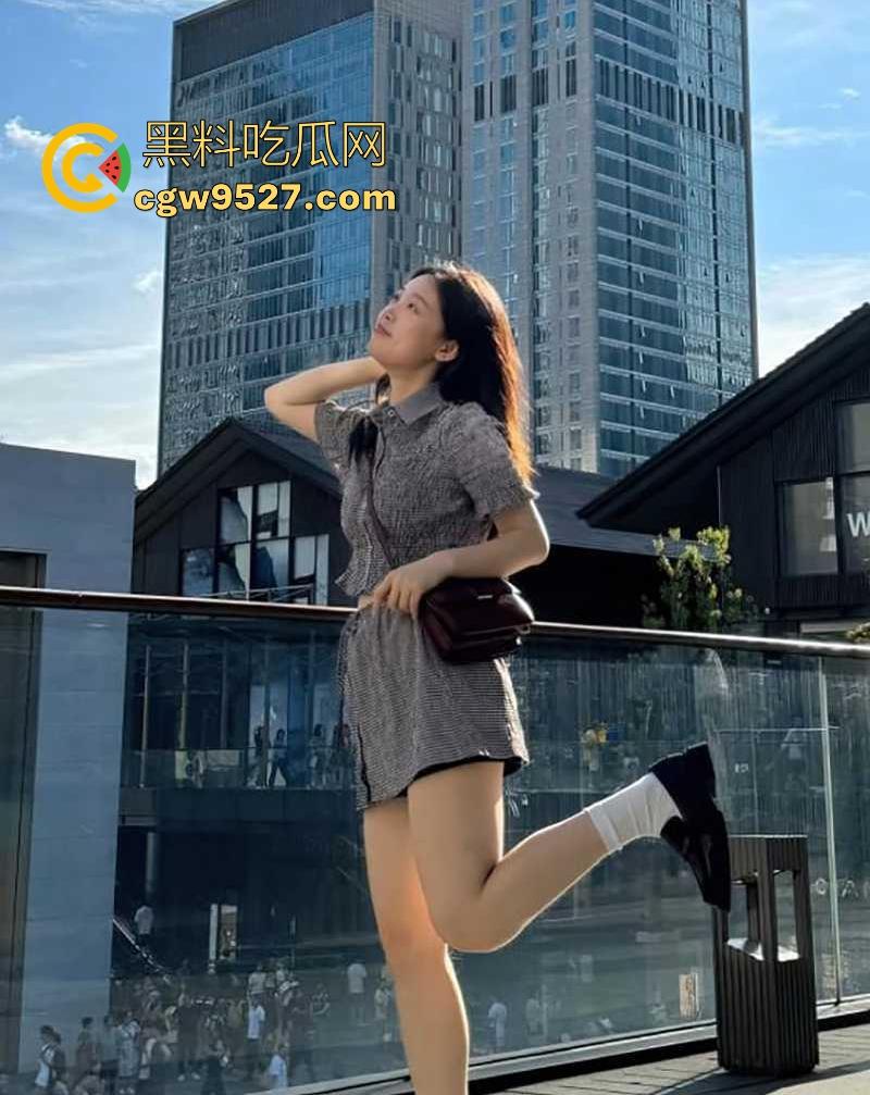 极品情侣泄密!清纯少女【杨淑珍】遇人不淑,性爱视频被前男友流出,极品身材一览无遗,性瘾超大超级反差!-3