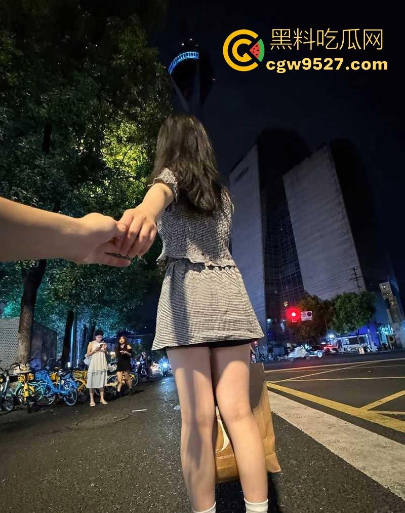 极品情侣泄密!清纯少女【杨淑珍】遇人不淑,性爱视频被前男友流出,极品身材一览无遗,性瘾超大超级反差!-5