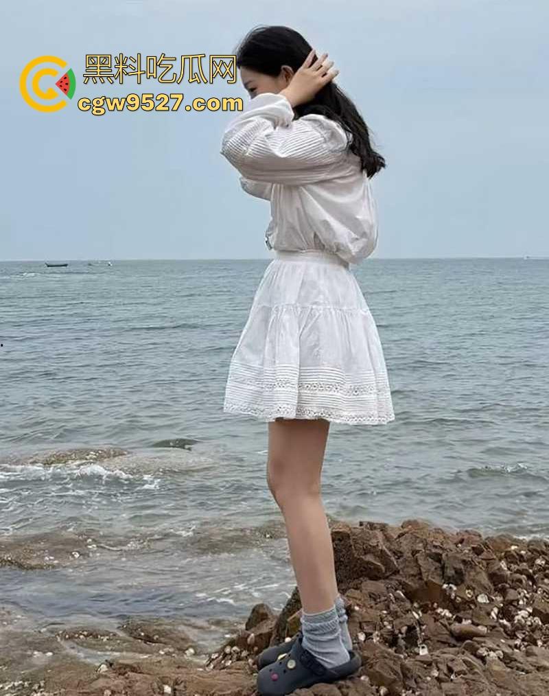 极品情侣泄密!清纯少女【杨淑珍】遇人不淑,性爱视频被前男友流出,极品身材一览无遗,性瘾超大超级反差!-6