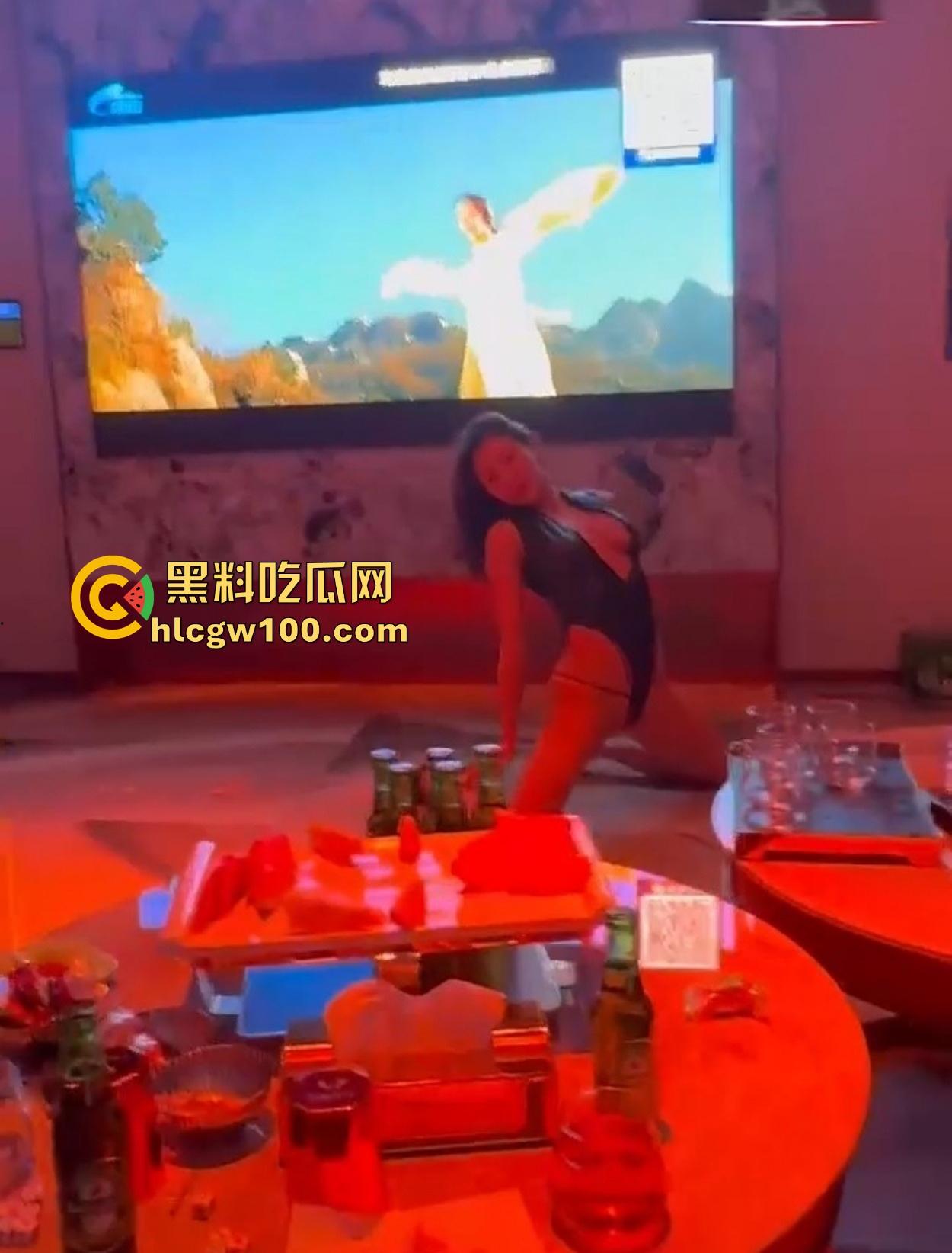 KTV现在都这么高端得吗 边唱歌边喝酒边看兔女郎陪酒女在包厢内扭腰跳骚舞，真是一种享受！-8