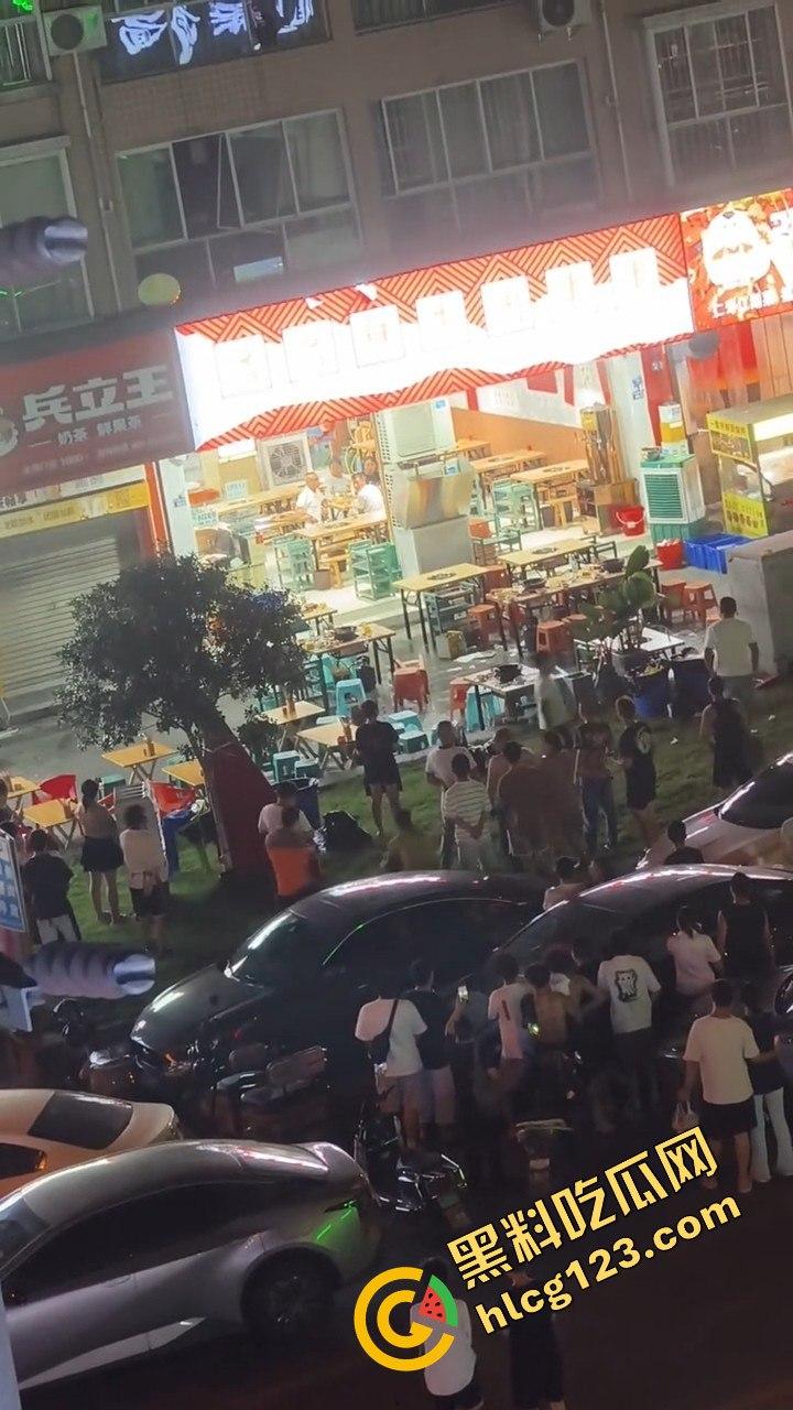 四川成都,路边吃个烧烤都要给被泼!正义大哥直接反击!-3