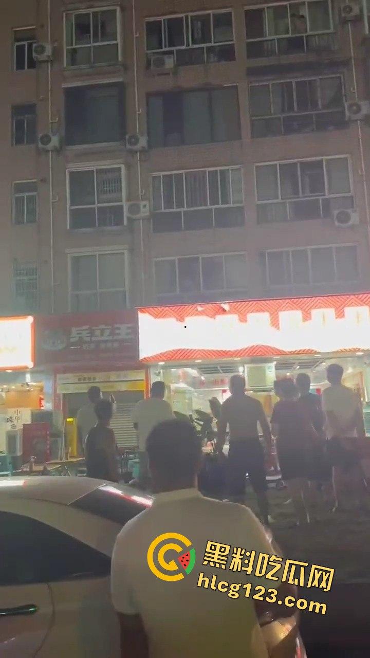 四川成都,路边吃个烧烤都要给被泼!正义大哥直接反击!-8