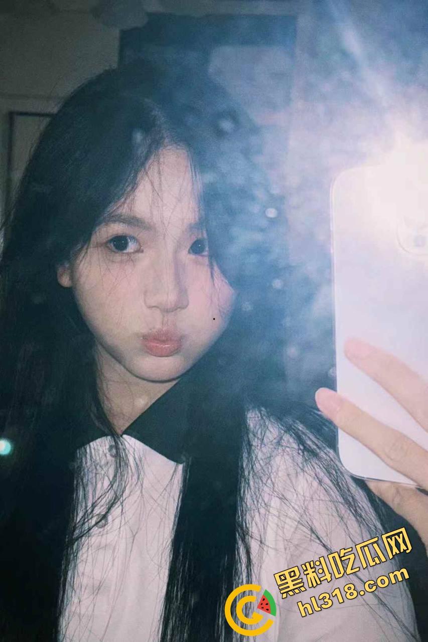 魔都极品萝莉骚翻天，清纯脸下贱穴贱嘴活体吸精机，自拍流出玩逼喷水，口交小男友舔到鸡巴变弯！-3