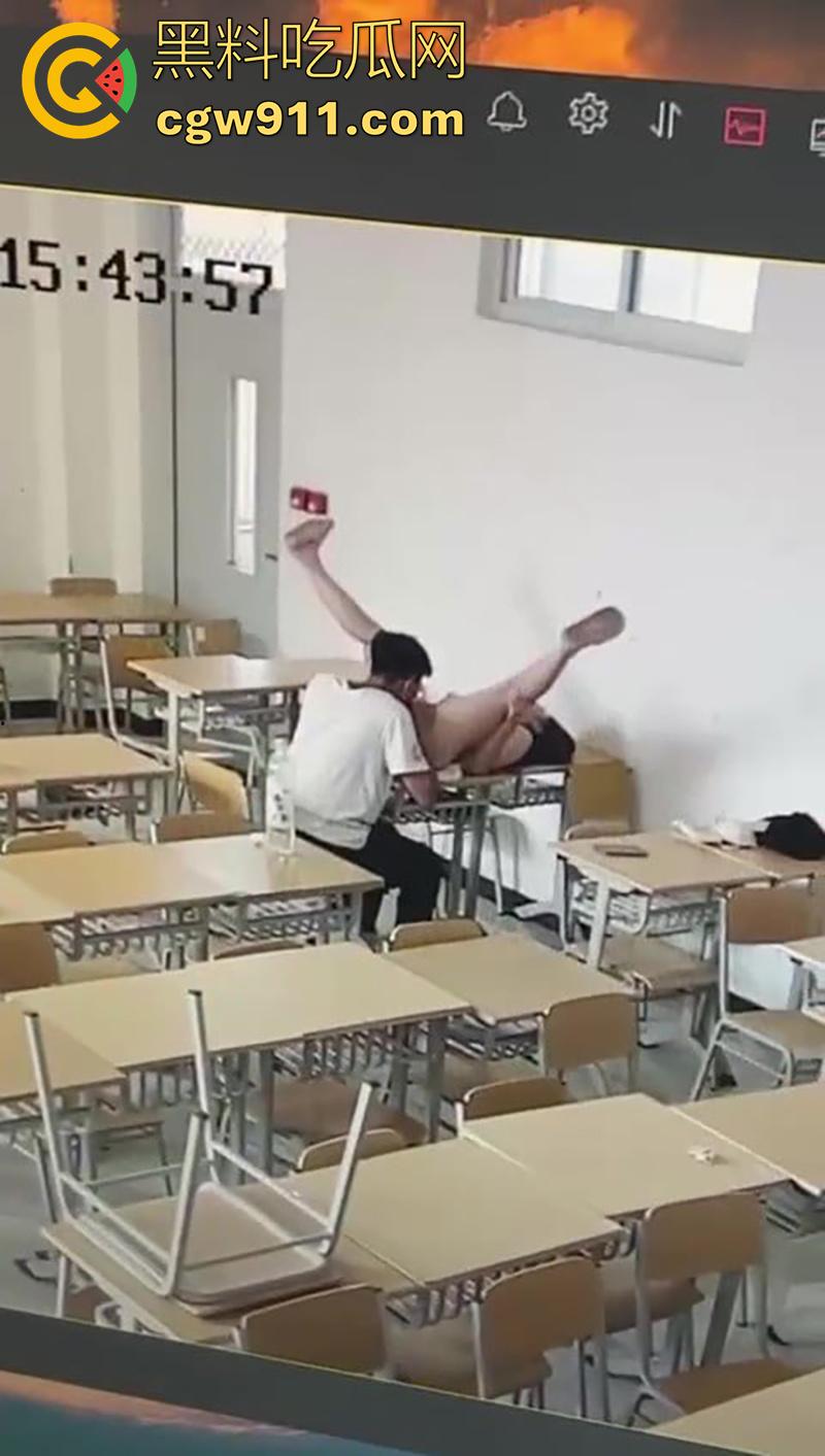 烟台黄金职业学院，教室监控偷拍瓜，情侣在课室搞啪啪，躺在书桌上任由男友玩穴，全程视频流出！-1
