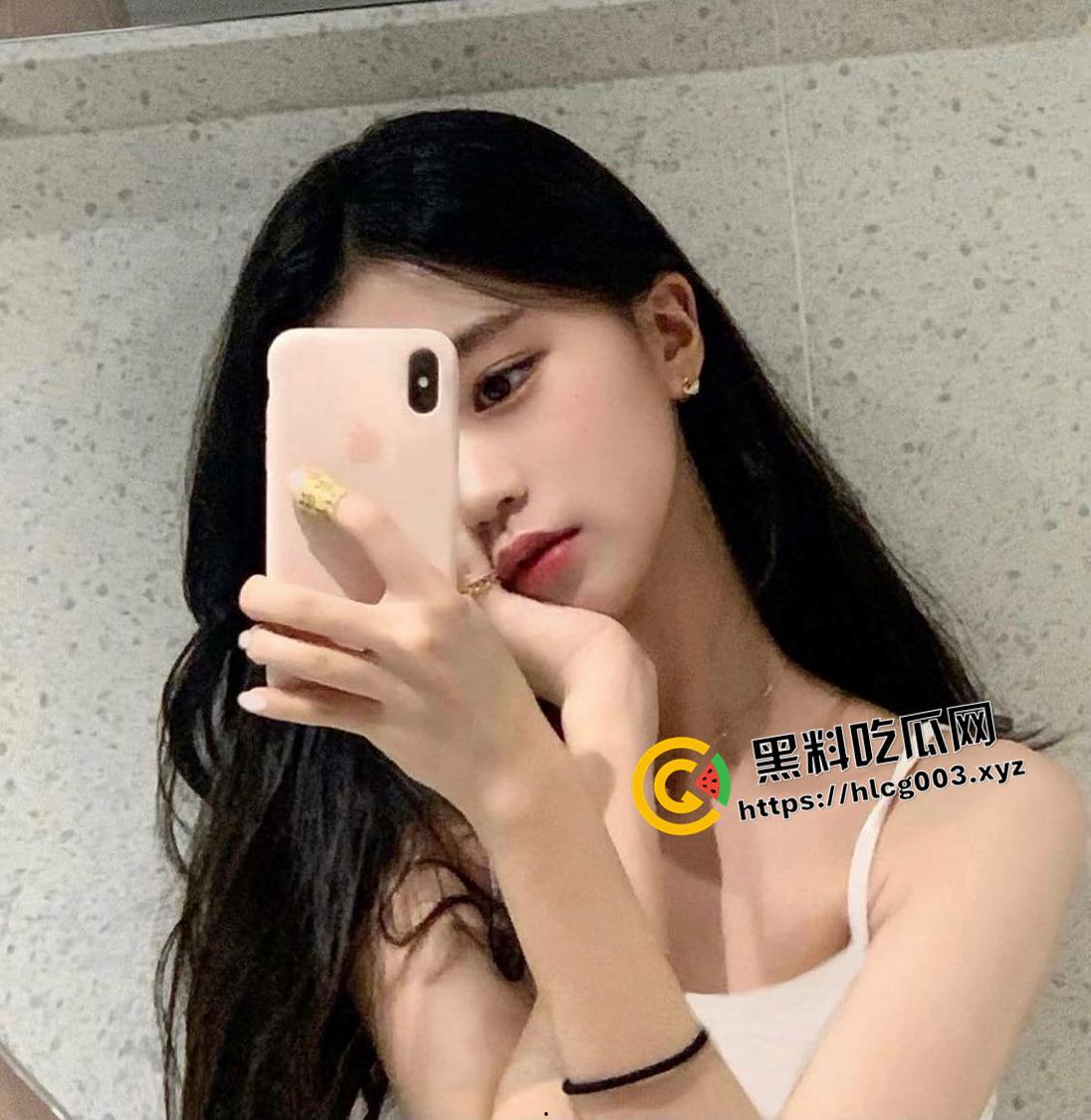 外网疯传！泰国百万粉丝网红【pimm mmss】口交自慰视频被金主流出 开朗嫩妹嘴里都是活 人美逼受罪-8