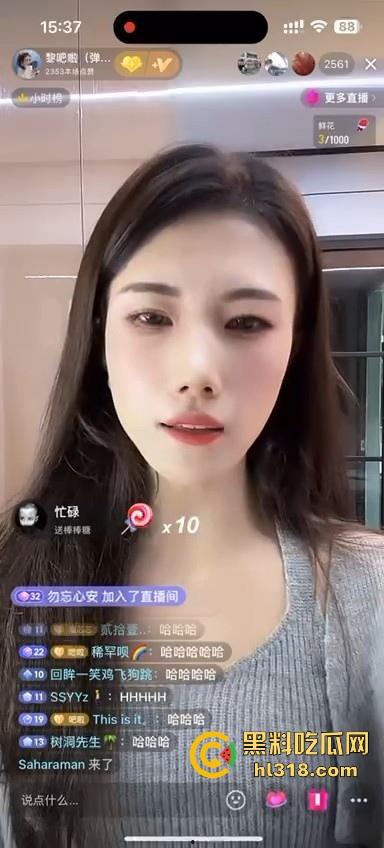 抖音颜值主播为礼物舔墙，舌头疯狂打转能感觉到是老手，把大屌给她舔一下哪得多舒服啊！-2