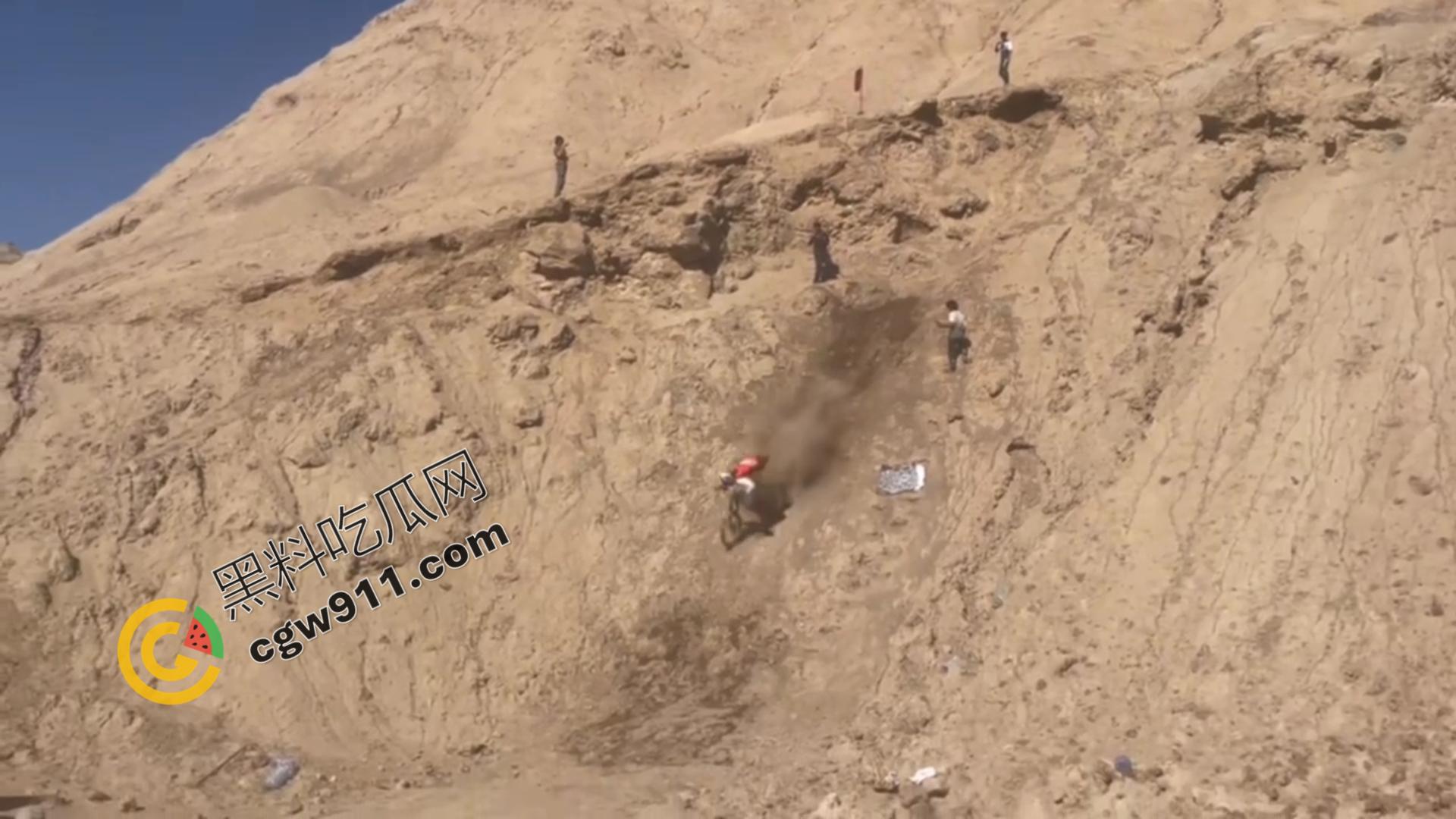 新疆吐鲁番:极限跳崖!山地速降的年轻爱好者壮烈10米跳崖,血染岩壁,英雄折翼-3