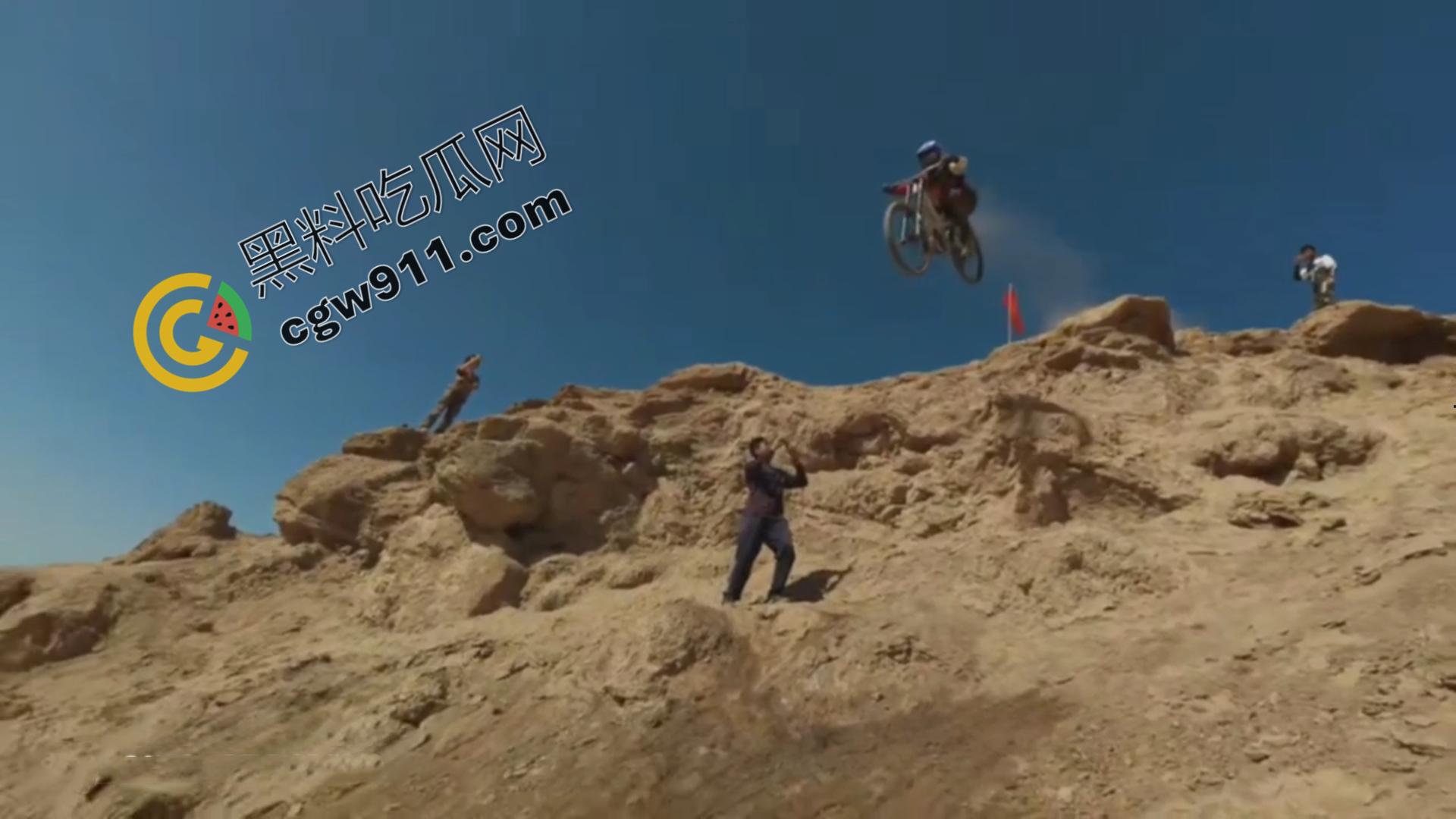 新疆吐鲁番:极限跳崖!山地速降的年轻爱好者壮烈10米跳崖,血染岩壁,英雄折翼-7