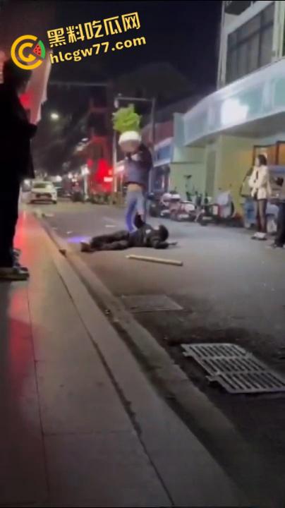 生怕他不死 下这么重的手!浙江省温州市文成县一青年用陶瓷花盆桌子等猛砸另一名青年头部 意图杀人-1