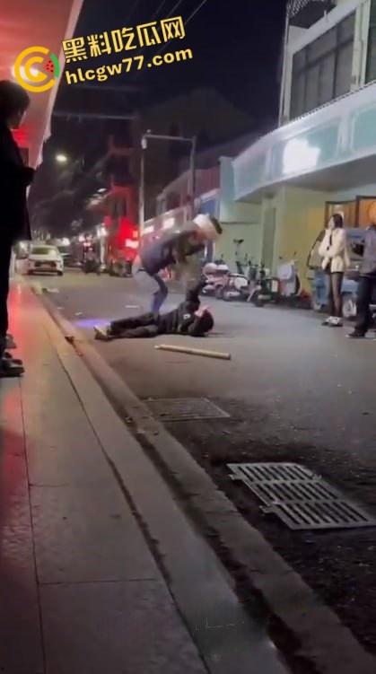 生怕他不死 下这么重的手!浙江省温州市文成县一青年用陶瓷花盆桌子等猛砸另一名青年头部 意图杀人-2