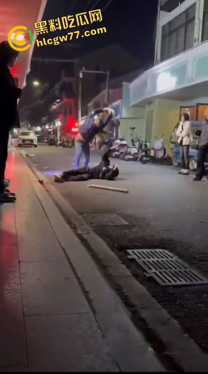 生怕他不死 下这么重的手!浙江省温州市文成县一青年用陶瓷花盆桌子等猛砸另一名青年头部 意图杀人-3