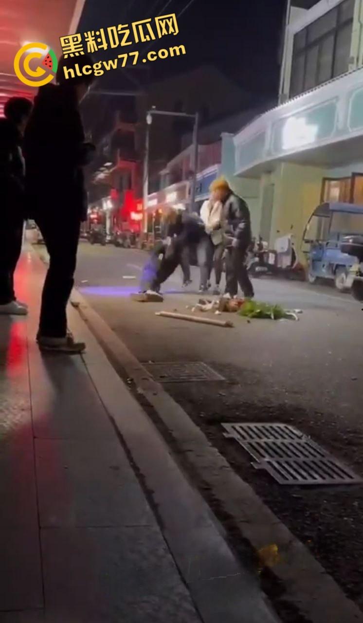 生怕他不死 下这么重的手!浙江省温州市文成县一青年用陶瓷花盆桌子等猛砸另一名青年头部 意图杀人-5