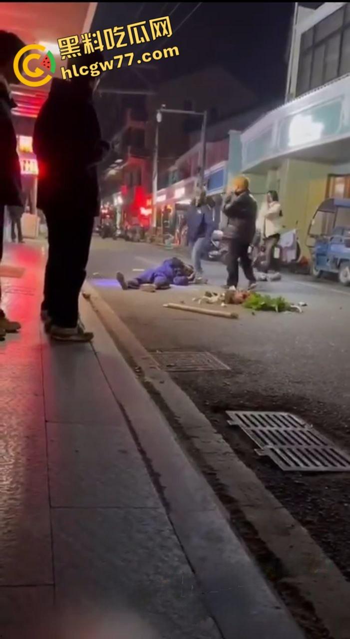 生怕他不死 下这么重的手!浙江省温州市文成县一青年用陶瓷花盆桌子等猛砸另一名青年头部 意图杀人-6