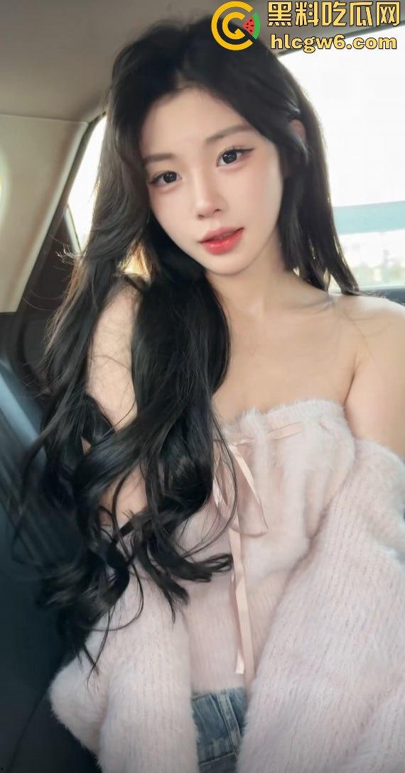 抖音376万粉丝网红『陈佳琪 』直播猫咪突然偷袭掀衣脱奶，白嫩巨乳一秒震撼全网，这意外太香了！-4