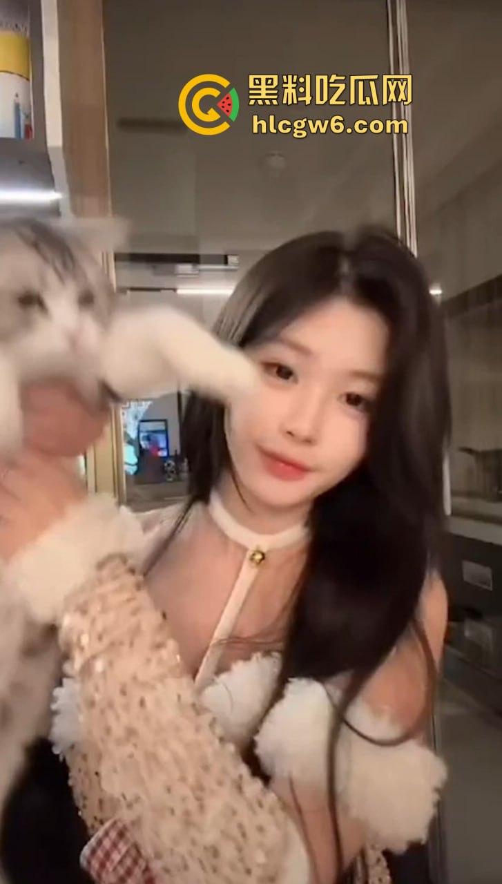 抖音376万粉丝网红『陈佳琪 』直播猫咪突然偷袭掀衣脱奶，白嫩巨乳一秒震撼全网，这意外太香了！-10