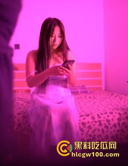 大学妹子下课就忙着接客 背影一瞅质量不错 瓜友拿着蜜雪冰城跟着跑 到家直接开干全程偷拍不讲武德！-13