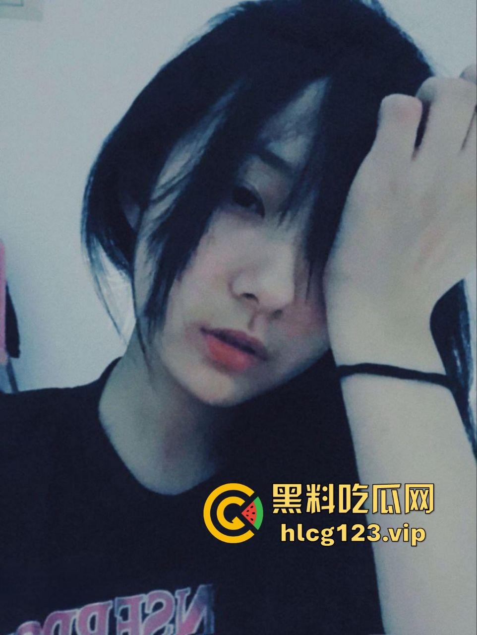 武大极品校花【董琪琪】不幸被渣男泄密,清纯外表下藏着啥?毛都剃得干干净净!-6