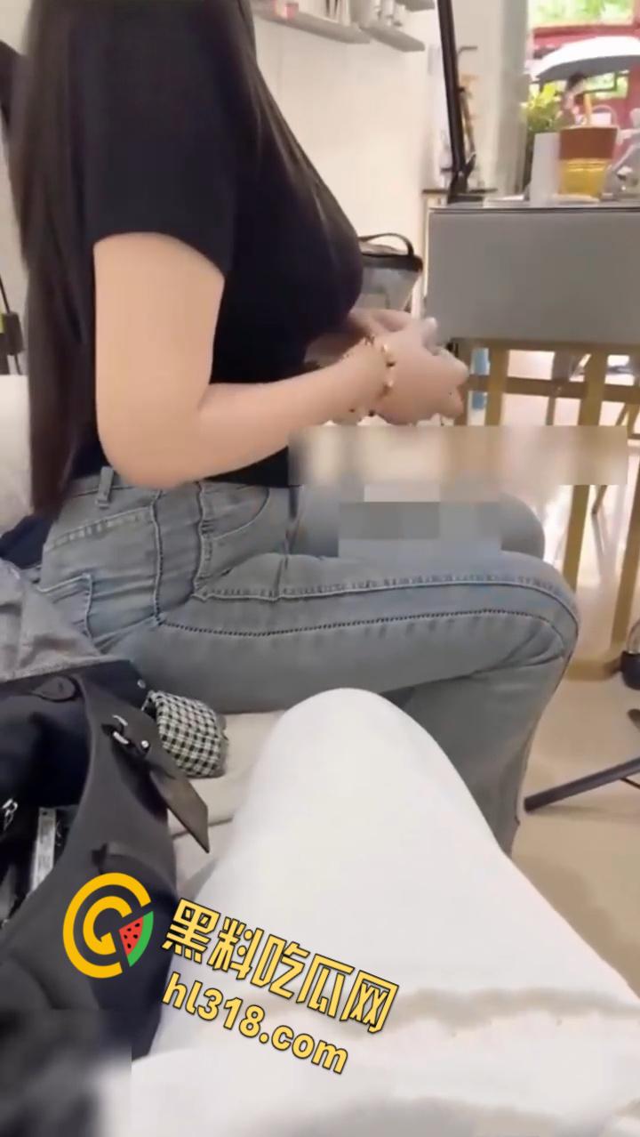 海角社区奶子即正义,美容店强推翘臀老板娘,厕所后入极品蜜桃臀,跪着口交的样子太诱人了 !-1