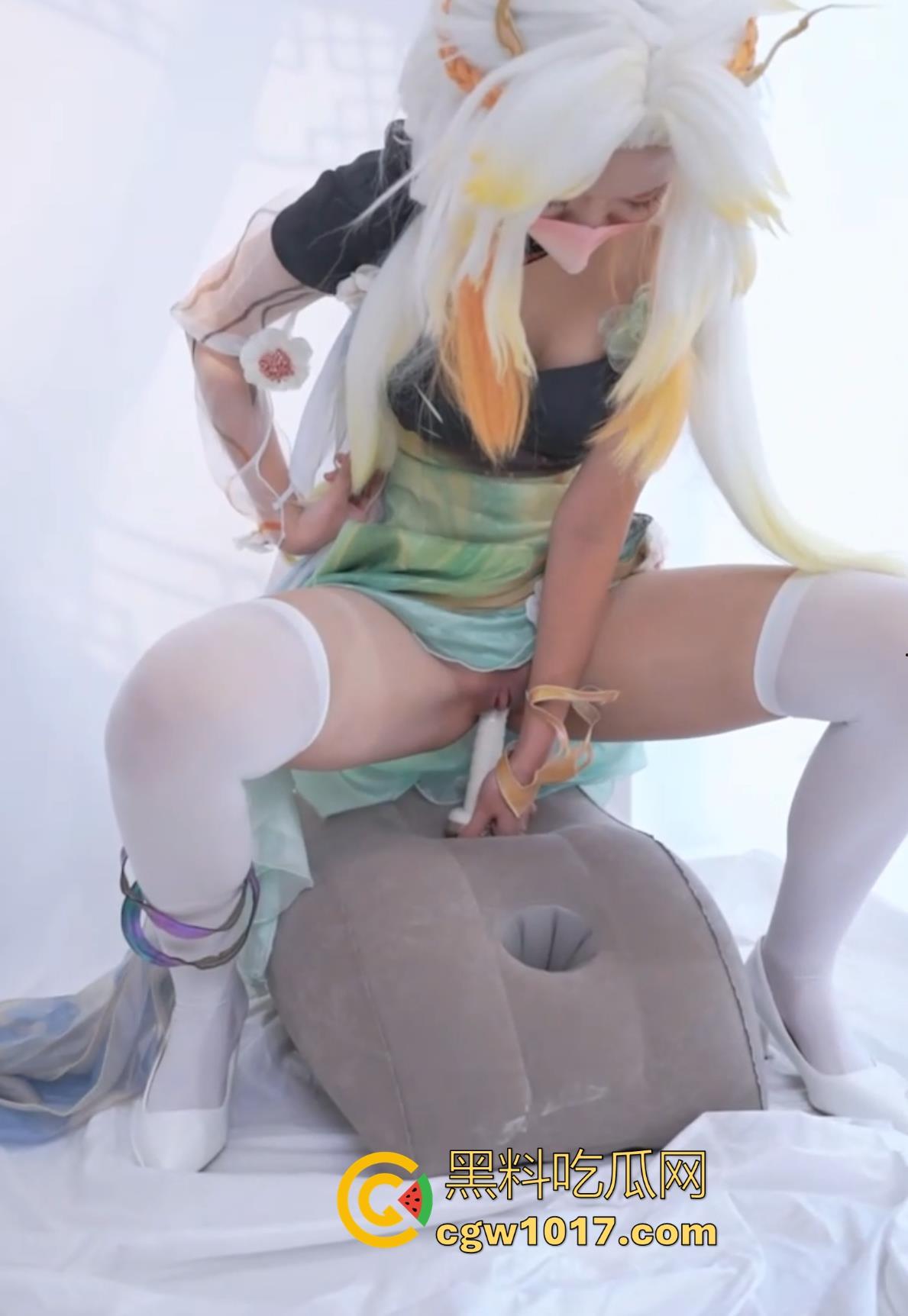 清纯反差福利姬【沐沐酱】最新自慰私拍流出，纤细尤物COS大乔，炮机嗡嗡狂顶嫩穴，粉红阴唇被撑开，撩到骨髓！-7