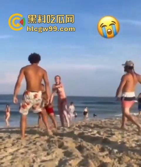 公共沙滩变成人体交配现场，老外光天化日下当着孩子面直接操逼，老黑直接上去用水泼降温警告！-3