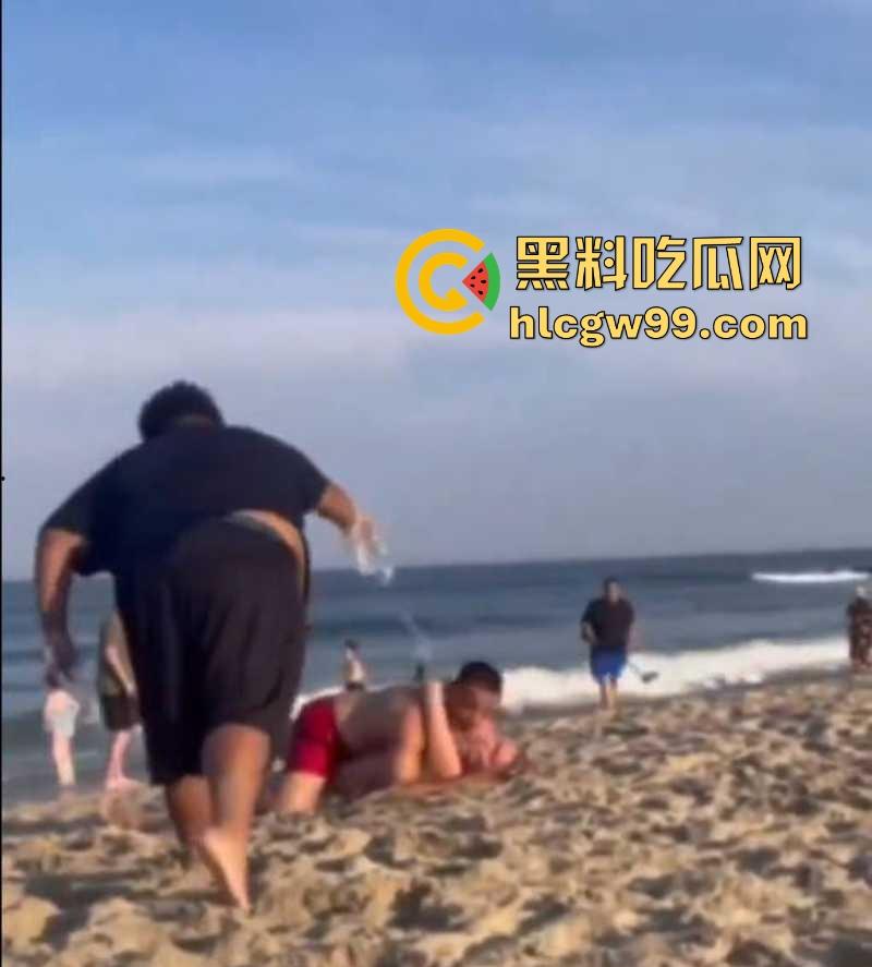公共沙滩变成人体交配现场，老外光天化日下当着孩子面直接操逼，老黑直接上去用水泼降温警告！-9