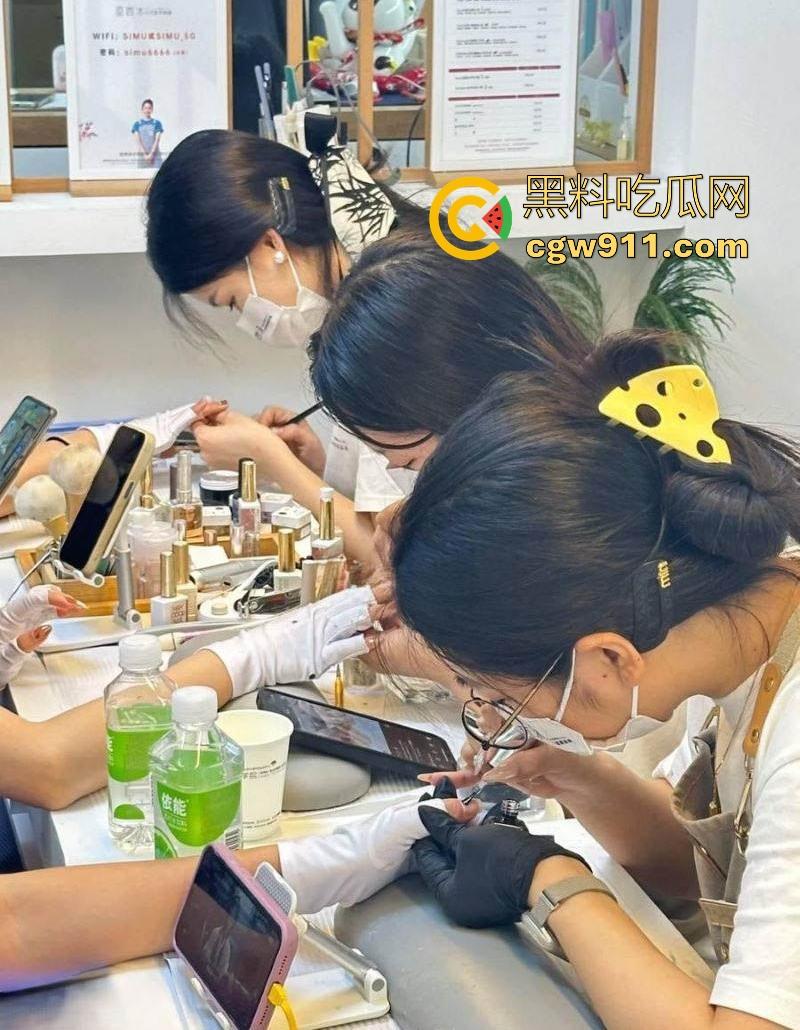 终于在堂姐醉酒状态,进入了堂姐的阴道,但是过程中堂姐竟然醒了,但还是阻止不了无套内射!-3