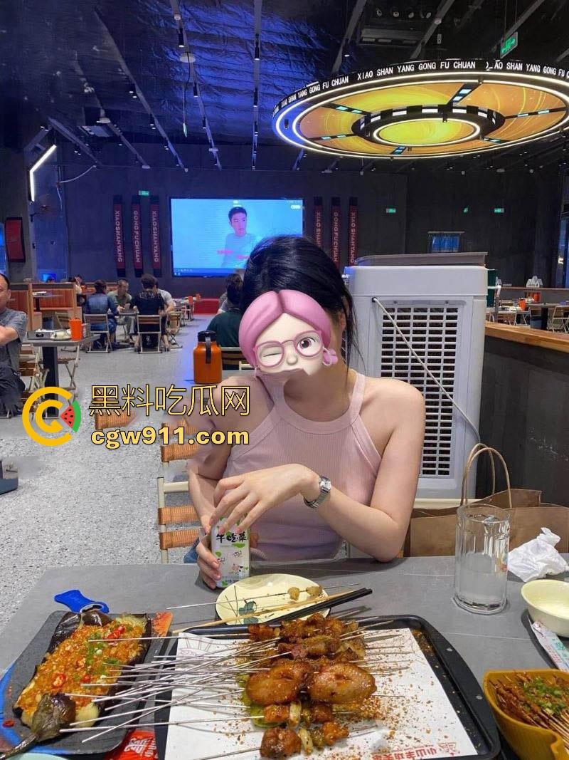 终于在堂姐醉酒状态,进入了堂姐的阴道,但是过程中堂姐竟然醒了,但还是阻止不了无套内射!-5