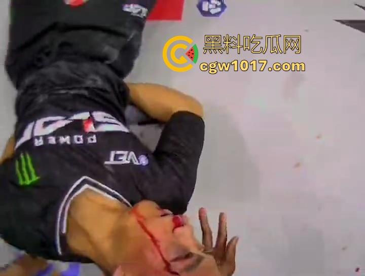 通背拳传人赵鸿刚参加UFC扇耳光大赛被对手KO！曾以为在耳光大赛上无敌的武功，没想到是这种下场，真是花拳秀腿！-9