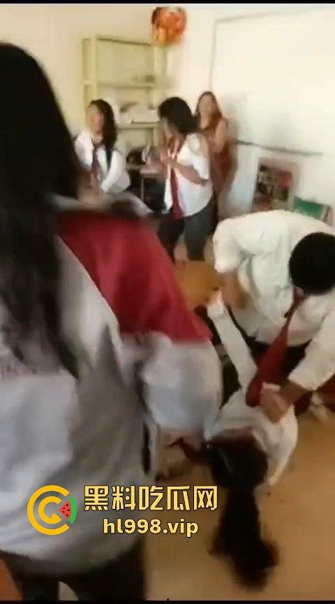 广西百色中学男生玩笑开翻,掏刀狂捅女生!现场尖叫不断,场面混乱不堪!-3