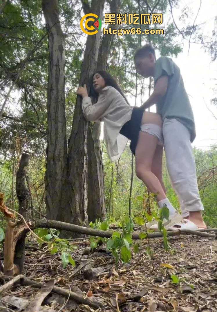 美女主播勾引精神小伙户外打炮 精致的小脸蛋被浓精颜射一脸后还强势后入!-6