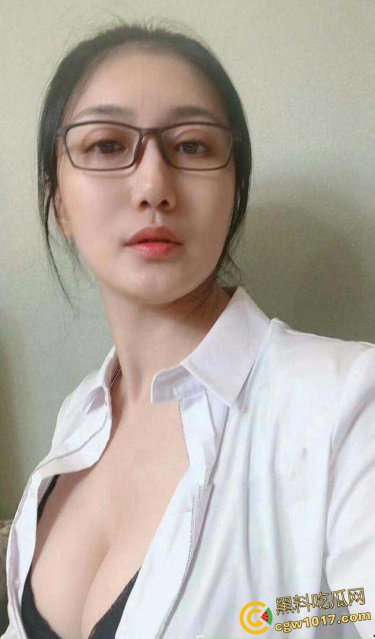 成都会计少妇【王敏洁】,反差眼镜婊下班玩露出打野战,巨乳翘臀穿着包臀裙,在会议室给上司口交 !-2