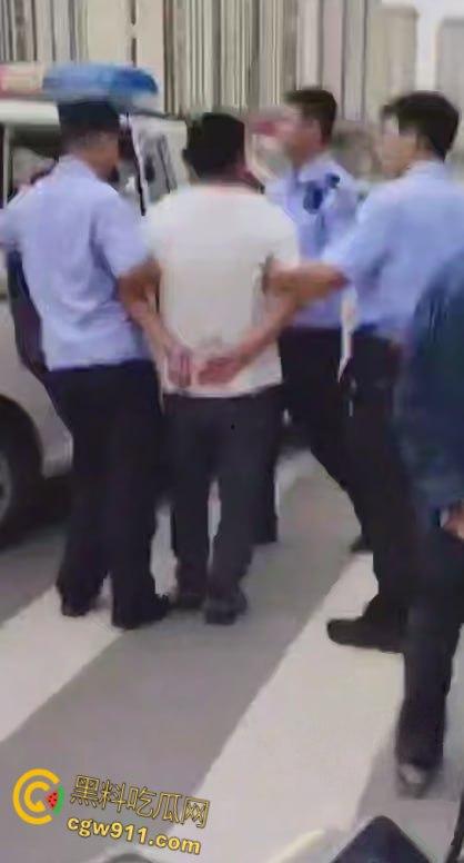 海南小仙女远嫁河南,遭家暴男拿刀砍,抖音曝光血腥婚姻噩梦,离婚前被虐到鼻青脸肿,报警求生!-4