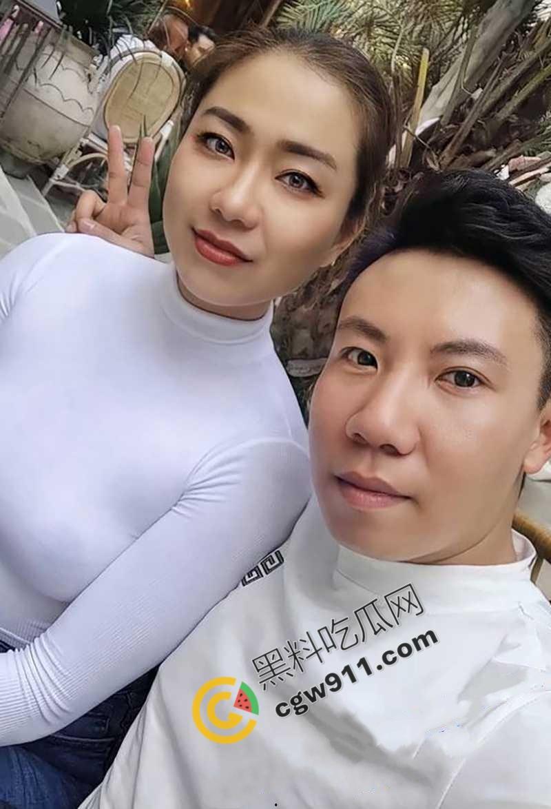 湖南人妻【黄小桃】的大胆暴露挑逗!真空逛街,夹着肛塞大胆露穴,寻求刺激后被爆操-1