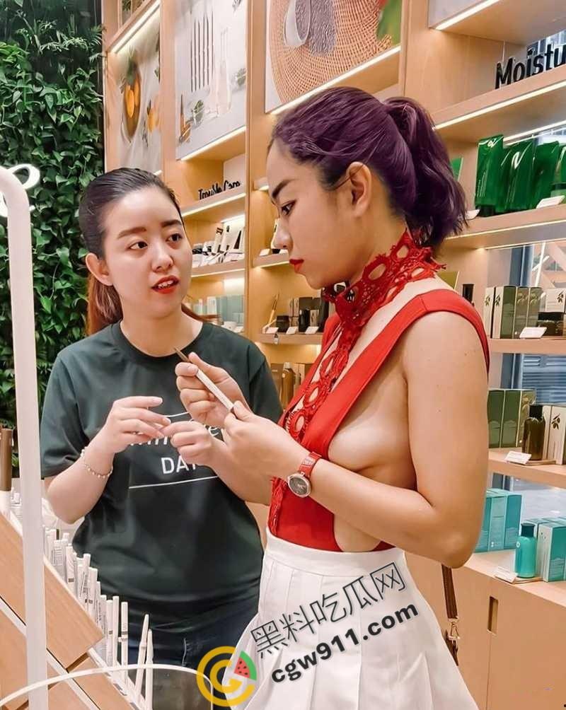 湖南人妻【黄小桃】的大胆暴露挑逗!真空逛街,夹着肛塞大胆露穴,寻求刺激后被爆操-9