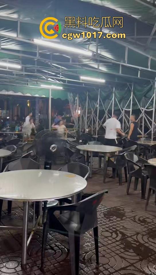 集美开团！温柔姐妹花板凳大战短裤小哥，看出来是真的急了，保安拦都拦不住，上去就是干，姐妹有事是真上！-1