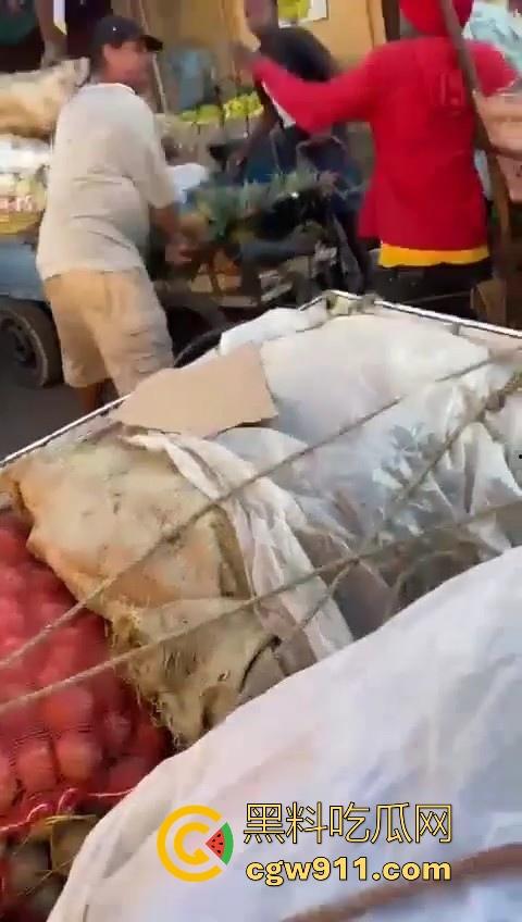 欧洲老白男持刀压迫老实小黑,拿到吓唬人,不料大老黑给逼急了,狗急跳墙抄起大木棍一棒子反杀!-1