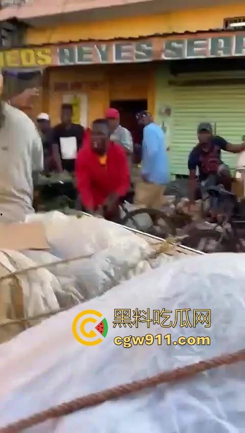 欧洲老白男持刀压迫老实小黑,拿到吓唬人,不料大老黑给逼急了,狗急跳墙抄起大木棍一棒子反杀!-3