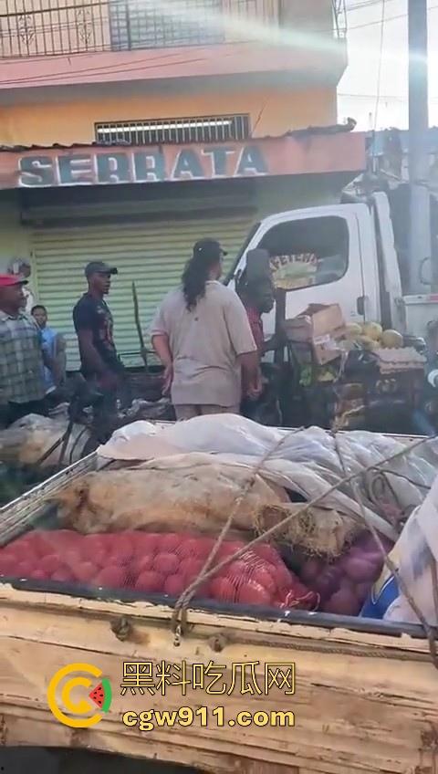 欧洲老白男持刀压迫老实小黑,拿到吓唬人,不料大老黑给逼急了,狗急跳墙抄起大木棍一棒子反杀!-6