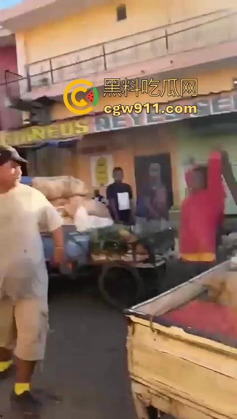 欧洲老白男持刀压迫老实小黑,拿到吓唬人,不料大老黑给逼急了,狗急跳墙抄起大木棍一棒子反杀!-8