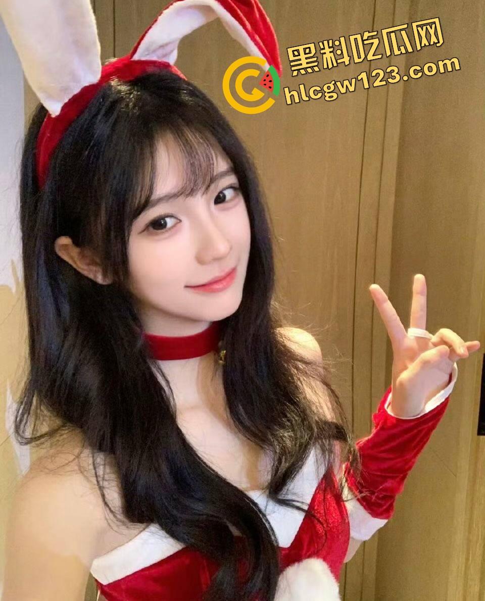 好白菜都让猪拱了！这鸡巴好像退休了，妹子带个眼罩就被干，哥几个知道他是怎么拱上的吗？-3