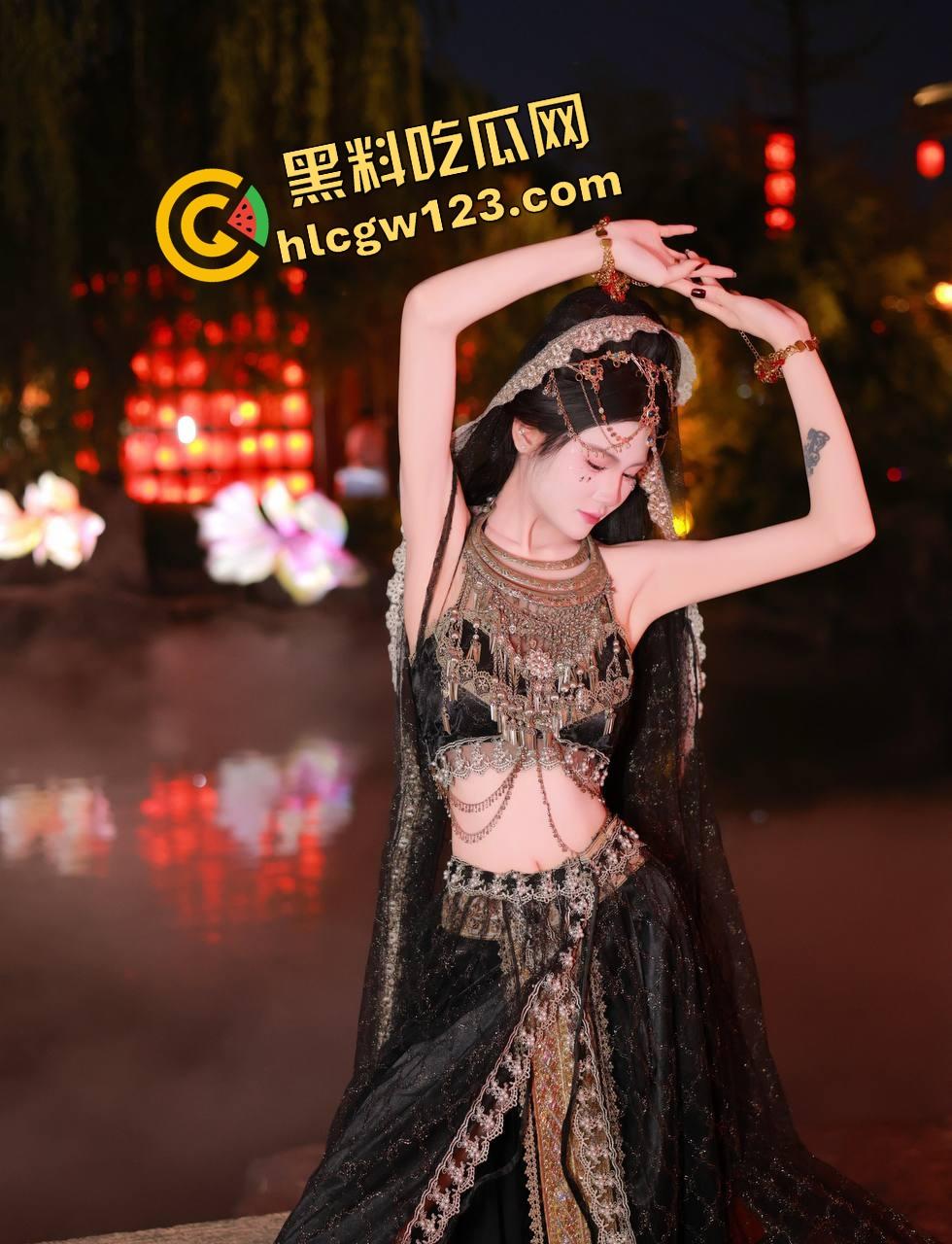 好白菜都让猪拱了！这鸡巴好像退休了，妹子带个眼罩就被干，哥几个知道他是怎么拱上的吗？-4