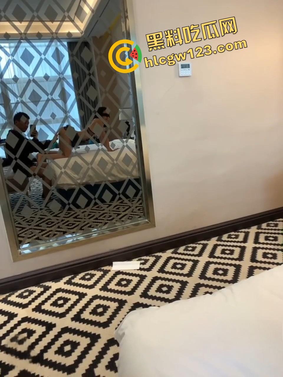 好白菜都让猪拱了！这鸡巴好像退休了，妹子带个眼罩就被干，哥几个知道他是怎么拱上的吗？-12